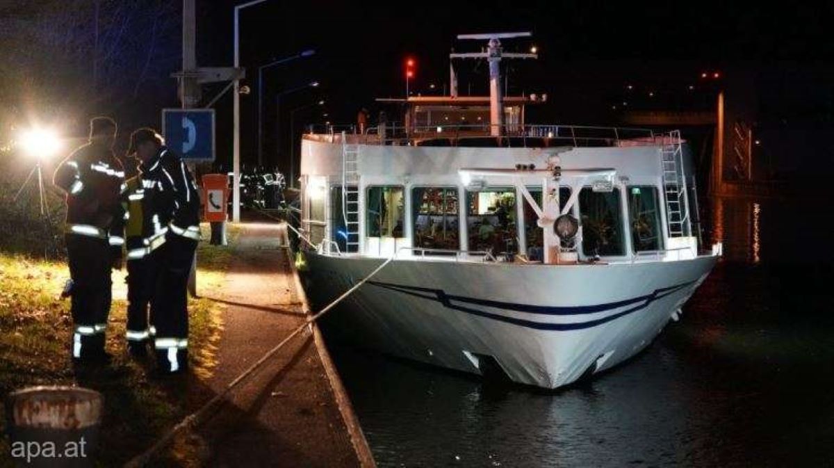Austria // 11 persoane au fost rănite după ce o navă de croazieră bulgară s-a izbit de o ecluză pe Dunăre