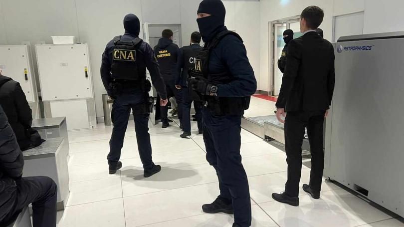 Noi detalii despre perchezițiile la Aeroportul Internațional Chișinău // Trei inspectori vamali au fost reținuți pentru 72 de ore