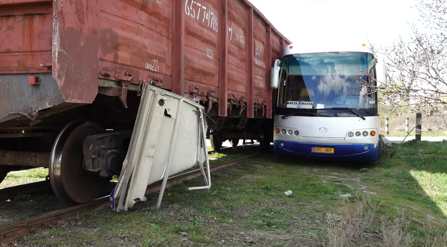 Un autobuz cu pasageri, de pe ruta Bălți-Pîrlița, lovit de un tren marfar la Fălești: Șoferul nu ar fi cedat trecerea locomotivei