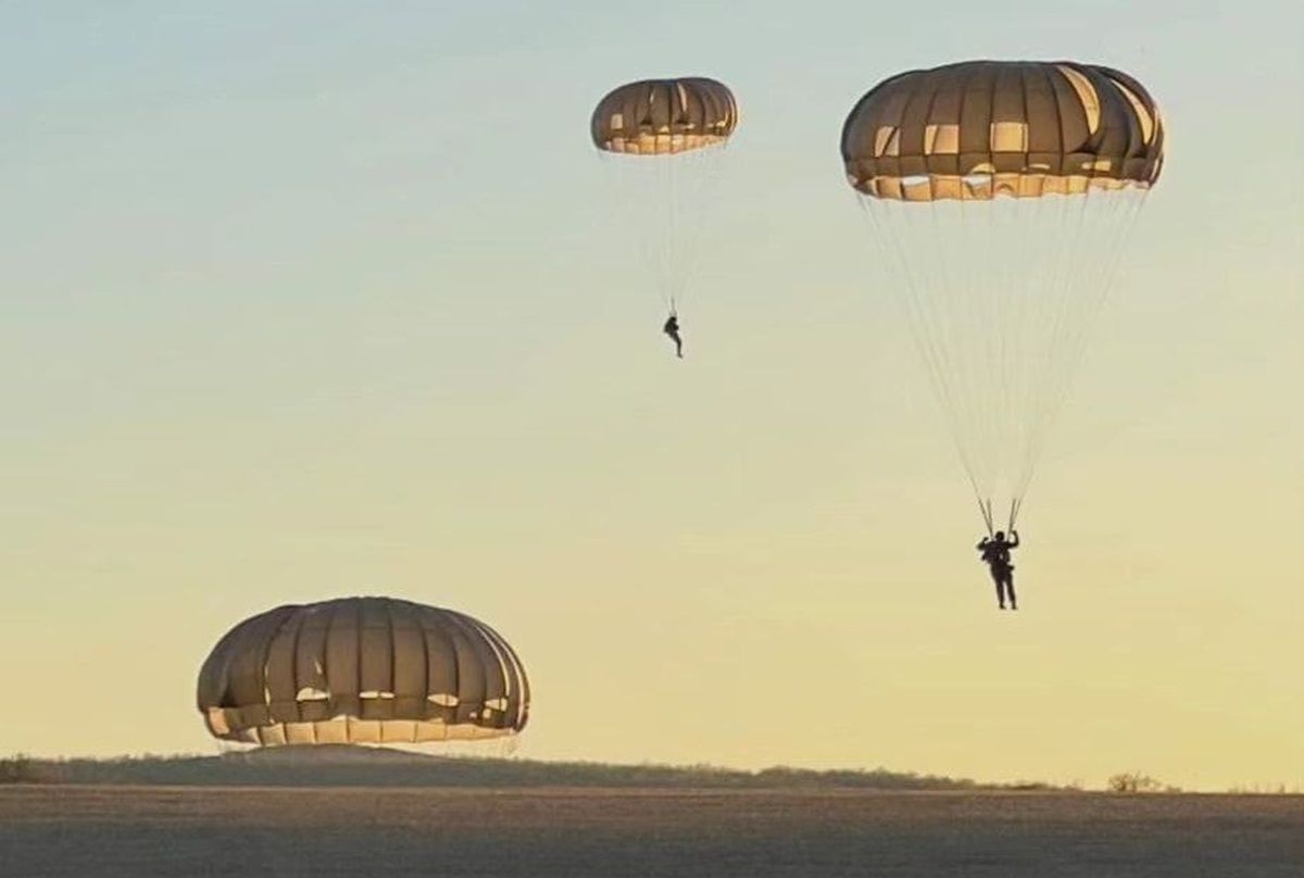 Militarii români și moldoveni, în acțiune. Vor efectua salturi cu parașuta din aeronava Armatei Naționale