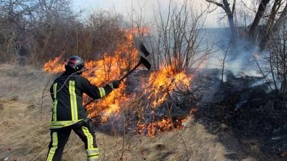 58 de moldoveni, sancționați de autorități după ce au dat foc vegetației uscate și deșeurilor menajere