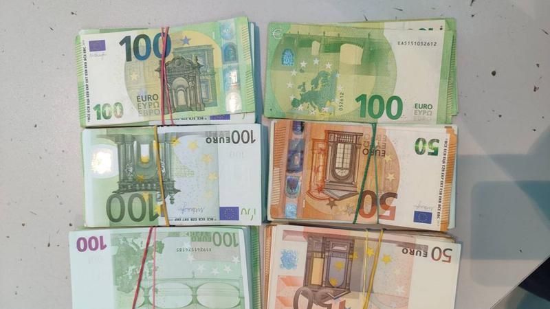 Voia să scoată 26 000 de euro din R. Moldova, fără să-i declare. O moldoveancă, prinsă la Aeroport