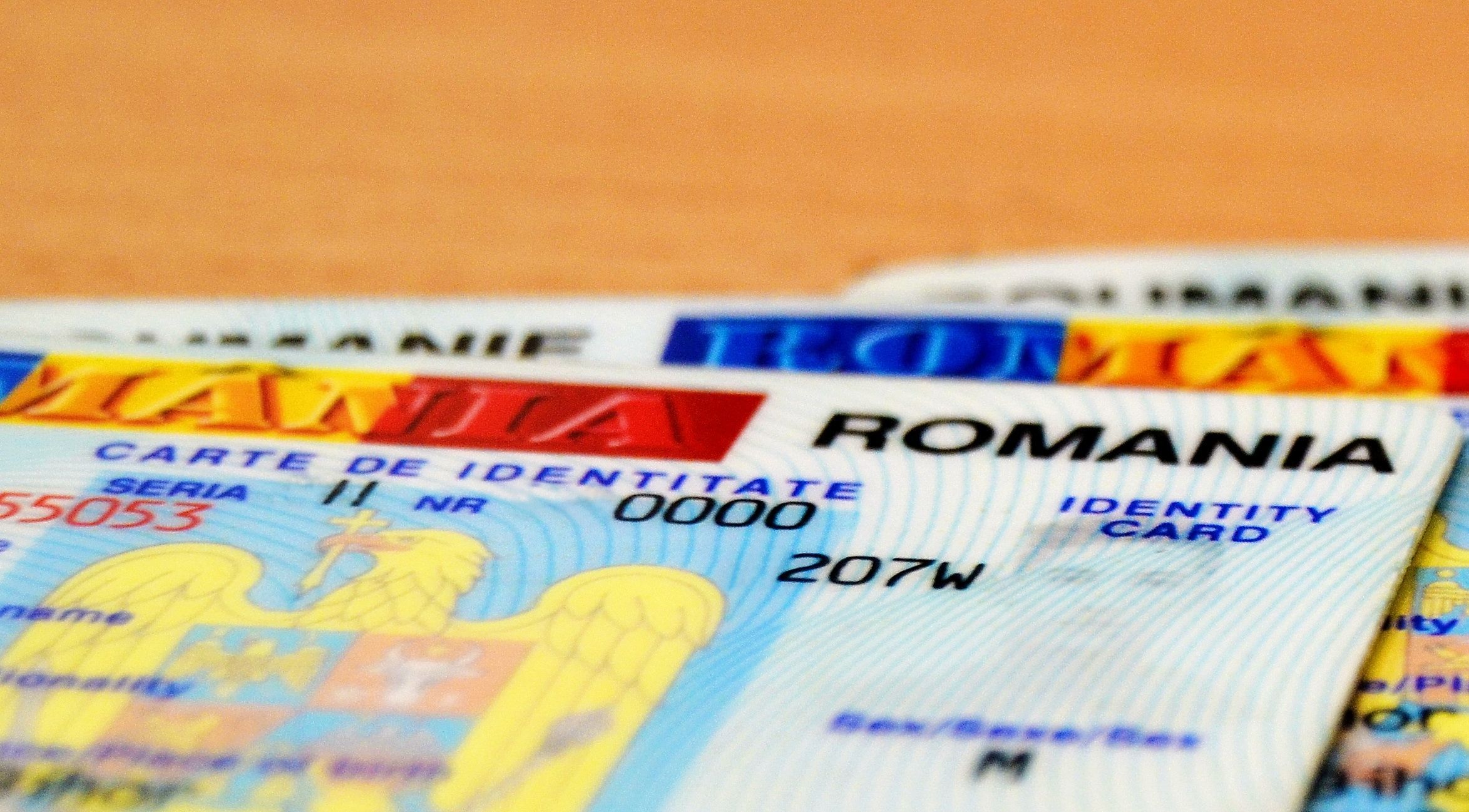 Au confecționat zeci de buletine și permise de conducere românești false; Trei persoane, trimise pe banca acuzaților