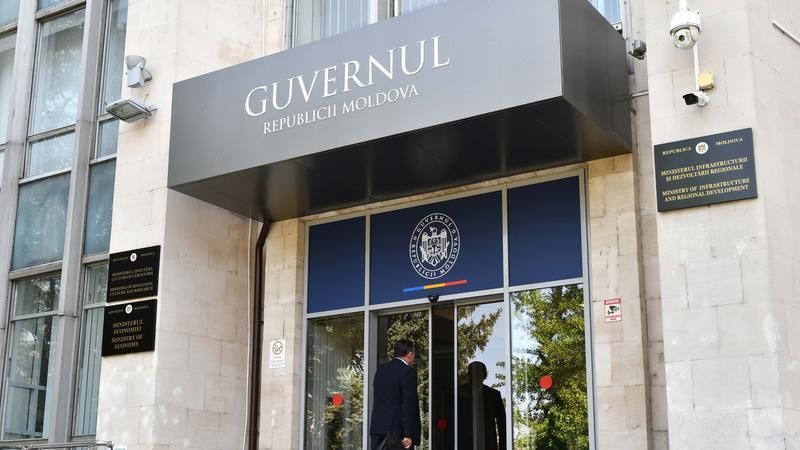 Asistenții personali, demiși de autoritățile locale din Chișinău, vor fi angajați de Ministerul Muncii și Protecției Sociale