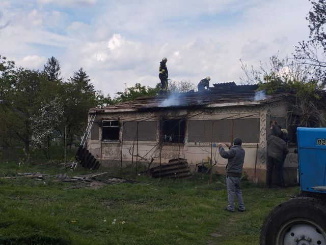 FOTO Au rămas doar pereții! O locuință din Edineț a fost distrusă în urma unui incendiu