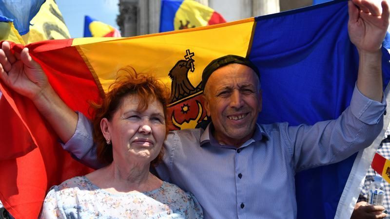 27 aprilie – Ziua Drapelului Republicii Moldova; Președintele Parlamentului îndeamnă moldovenii să arboreze tricolorul