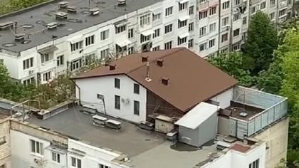 Ingeniozitate inginerească „Made in Moldova” // Și-au construit casa pe acoperișul unui bloc de locuit