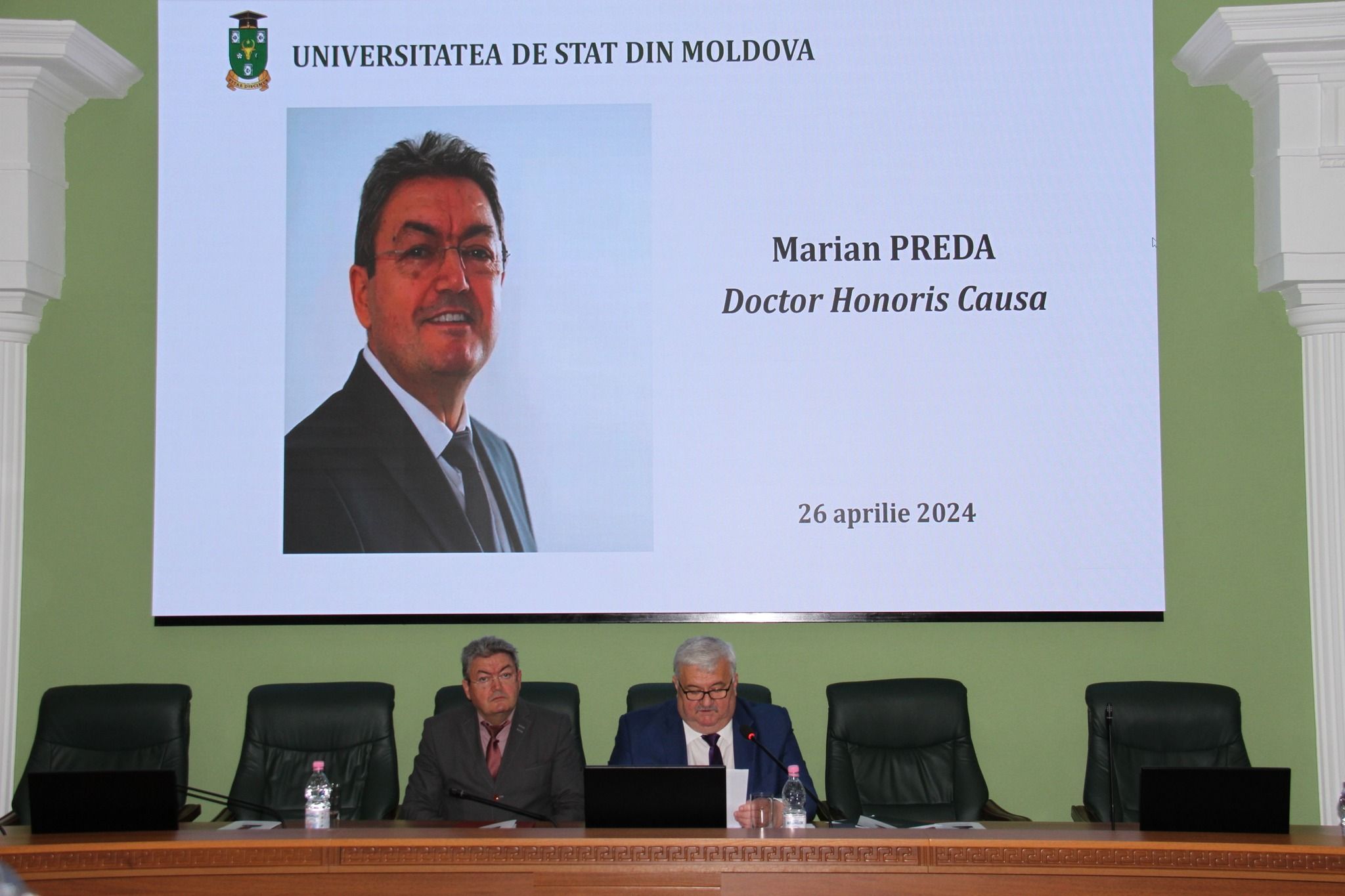 Rectorul Universității din București, Marian Preda, decorat de comunitatea academică a USM cu titlul onorific de Doctor Honoris Causa