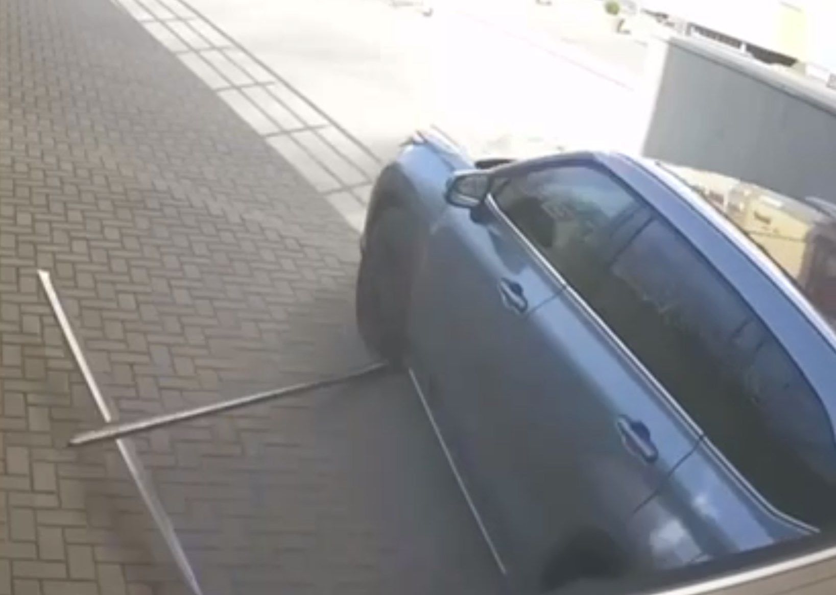 VIDEO // Un automobil, furat dintr-o parcare subterană din capitală. Momentul infracțiunii, surprins de camerele de supraveghere