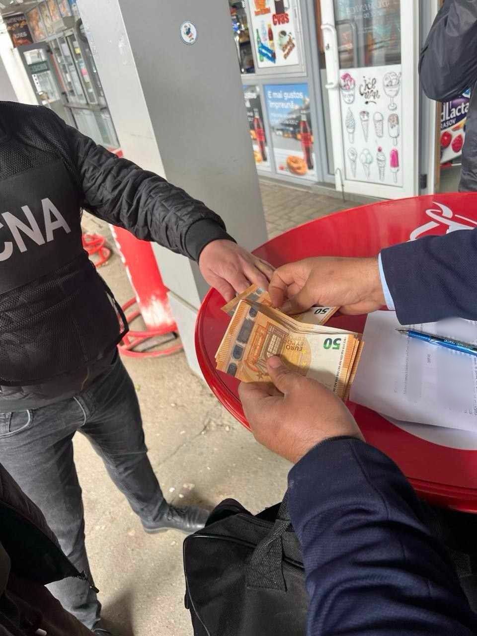Un bărbat din Hîncești a fost reținut în flagrant de ofițerii CNA, fiind bănuit de pretinderea a 2400 de euro pentru perfectarea a două permise de conducere