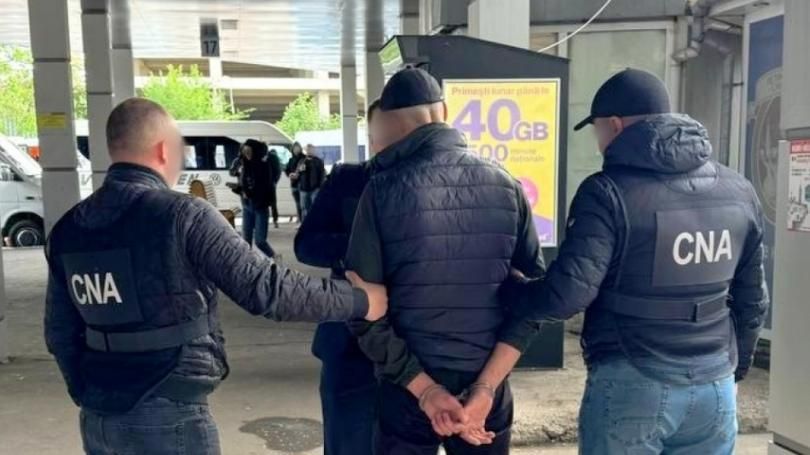 Un bărbat din Hîncești a fost reținut în flagrant de ofițerii CNA, fiind bănuit de pretinderea a 2400 de euro pentru perfectarea a două permise de conducere