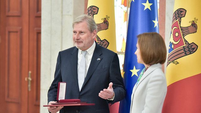 Comisarul european Johannes Hahn, decorat de Maia Sandu cu „Ordinul de Onoare”