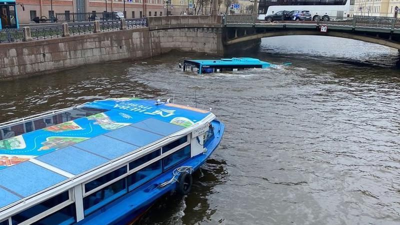 VIDEO // Momentul în care un autobuz cade de pe un pod din Sankt Petersburg. Presa rusă scrie despre cel puțin șase morți