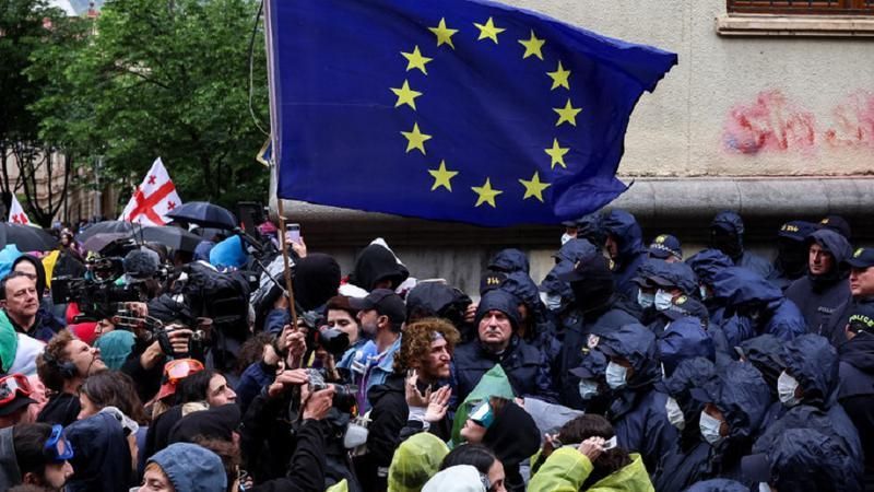 Georgia a adoptat legea „agenților străini” inspirată din Rusia; Protestele violente din țară continuă