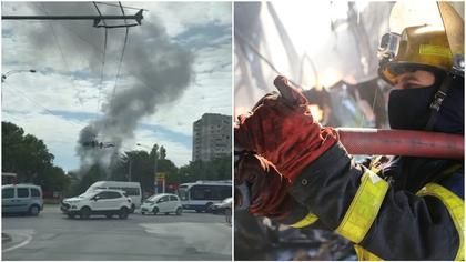 Un service auto din capitală, în flăcări; Cinci echipaje de pompieri luptă cu flăcările