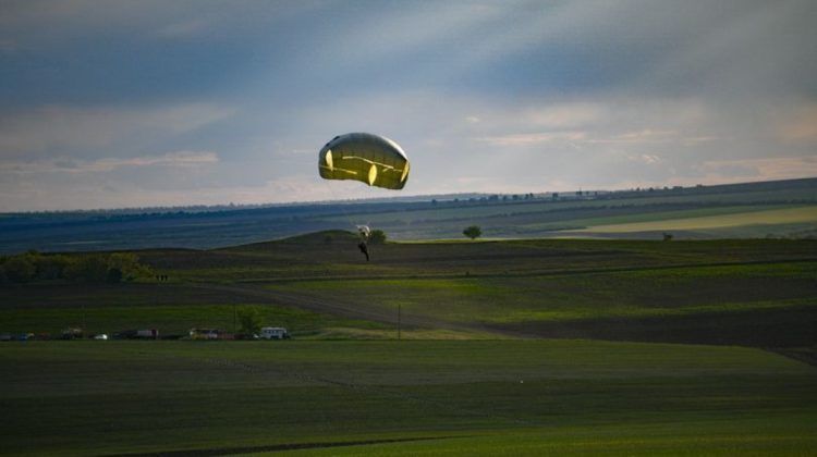 Militarii din Batalionul „Fulger”, la înălțime // Vor executa salturi cu parașuta în colaborare cu o fundație din România