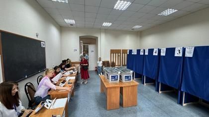 Cozi la secțiile de votare din țară ieri, pentru europarlamentare: Moldovenii cu cetățenie UE și-au exprimat opțiunea politică