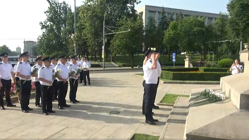 La mulți ani tuturor generațiilor Poliției de Frontieră!” Depuneri de flori la Monumentul „Ștefan cel Mare” și mesajul de felicitare al șefului IGPF