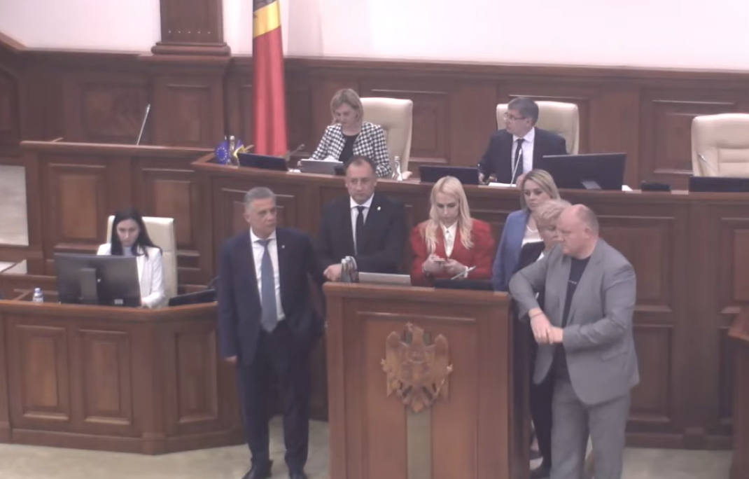 Scandal în Parlament: Tauber, Ulanov, Bolea și alți câțiva deputați au blocat tribuna pentru luări de cuvânt