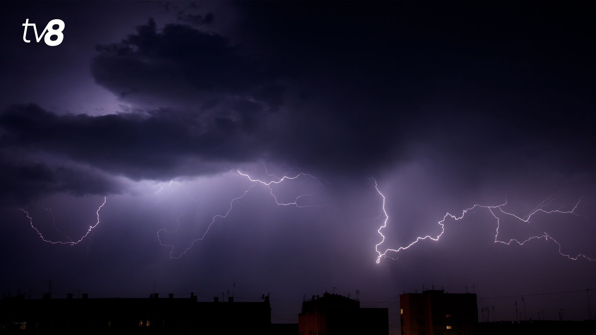 Din furtună în furtună! Meteorologii au emis o nouă alertă de ploi puternice cu descărcări electrice și grindină