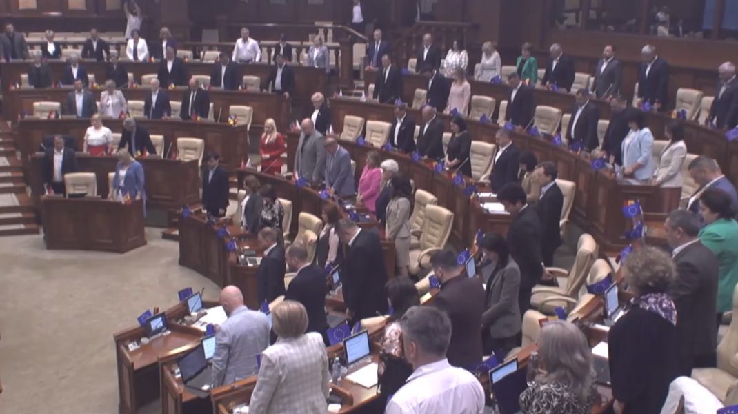 Minut de reculegere în Parlament, în memoria regizorului Arcadie Spoială și fetiței de 12 ani, striviți de crengi în timpul intemperiilor