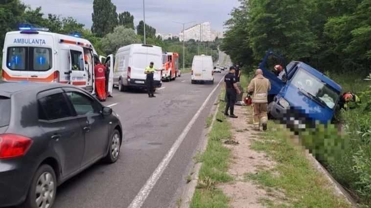 Accident fatal în Capitală: Un bărbat a murit pe loc, după ce două mașini s-au ciocnit față în față