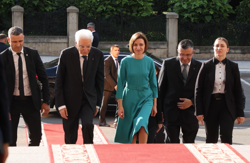 Sergio Mattarella, întâmpinat la Chișinău de Maia Sandu; Este prima vizită oficială a unui președinte italian în Moldova