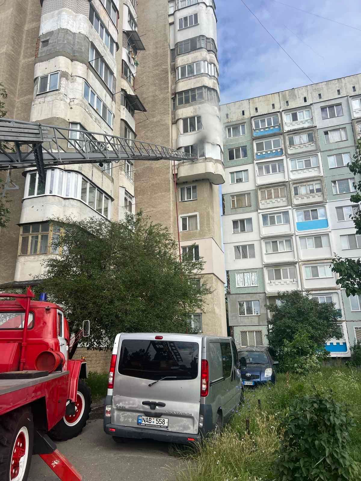 Evacuați de urgență, dis-de-dimineață: Locatorii unui bloc, speriați după ce flăcările au cuprins un apartament