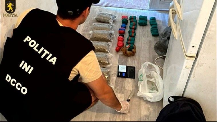 Peste 5 kilograme de droguri, depistate de oamenii legii la domiciliul unui individ din capitală