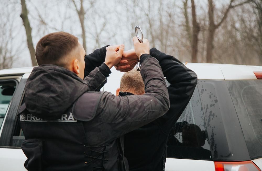 Un moldovean, reținut după ce a oferit „servicii de taxi” contra 7 mii de dolari la șapte ucraineni, ajunși ilegal în Transnistria: Bărbatul era în căutare