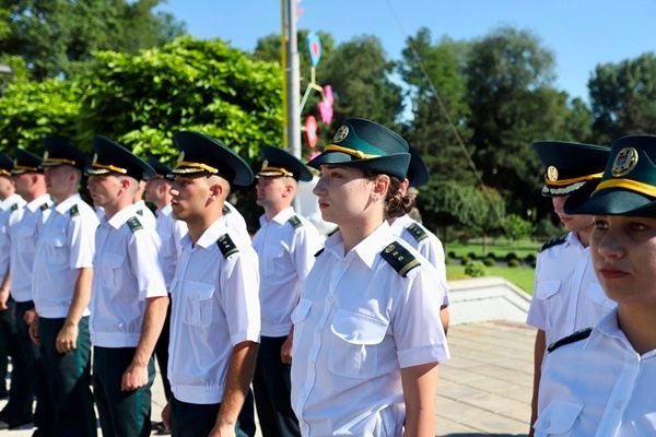 Aproape 70 de absolvenți ai Academiei Militare au primit azi gradul primar de locotenent; Grosu: „Sa serviți cu onoare țara”