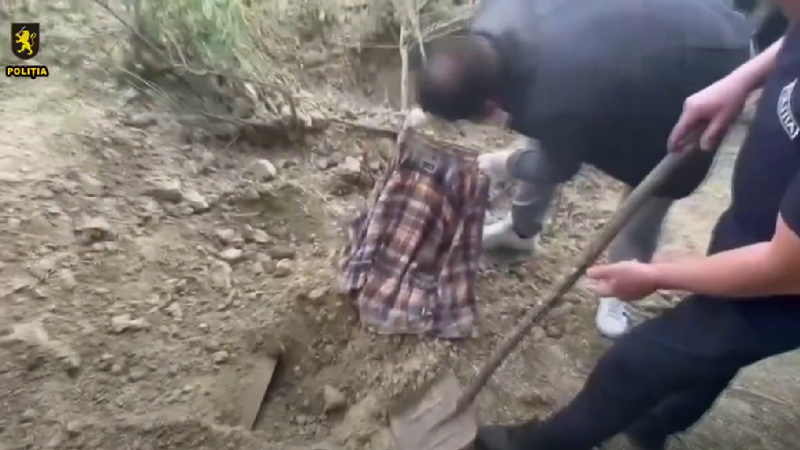 Individul din Glodeni care a ucis și violat o bătrână, precum și a îngropat de viu un amic de pahar, trimis pe banca acuzaților
