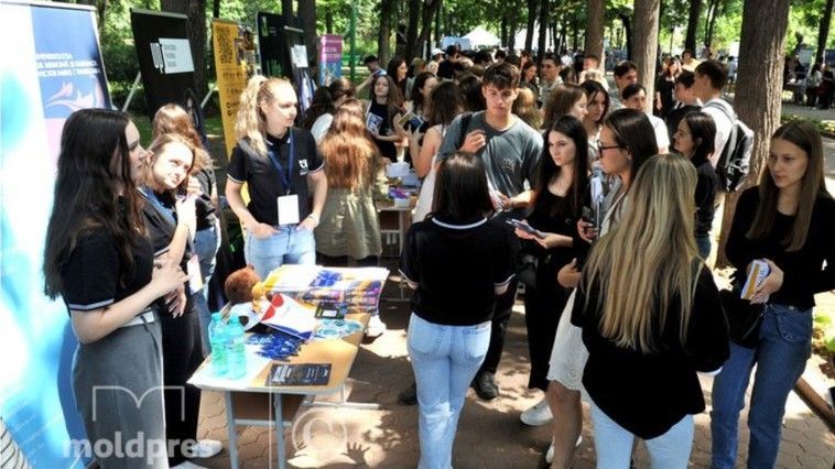 Târgul Universităților din România, organizat în patru orașe din R. Moldova. Tinerii pot descoperi ofertele educaționale de peste Prut