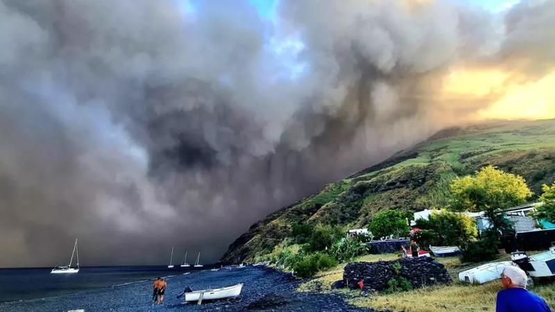 Imagini pentru TV8. Erupția vulcanului Etna, filmată de turiști moldoveni din Italia