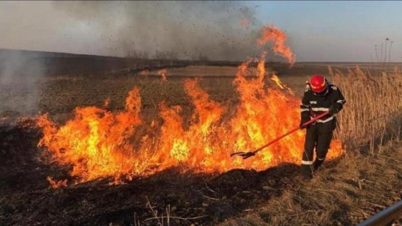 „Nu vă jucați cu focul”: Meteorologii anunță Cod galben de pericol de incendiu. Recomandări pentru cetățeni