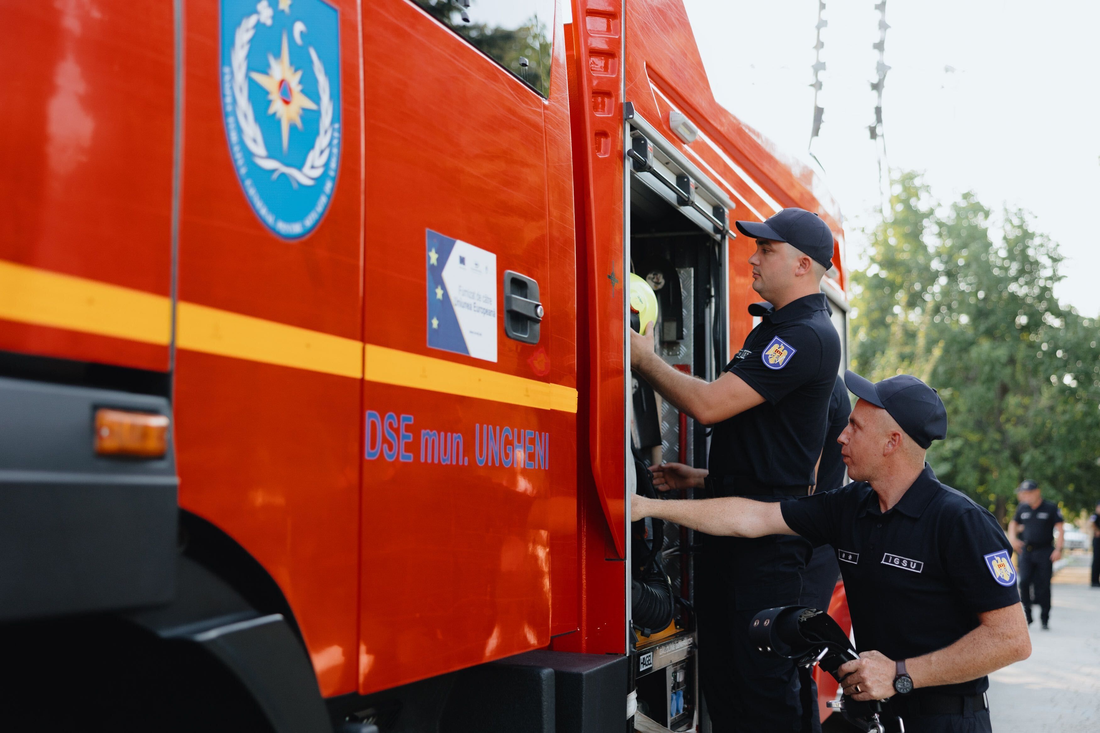 FOTO: Primul grup de pompieri din Moldova a plecat în Grecia pentru a ajuta la stingerea incendiilor forestiere