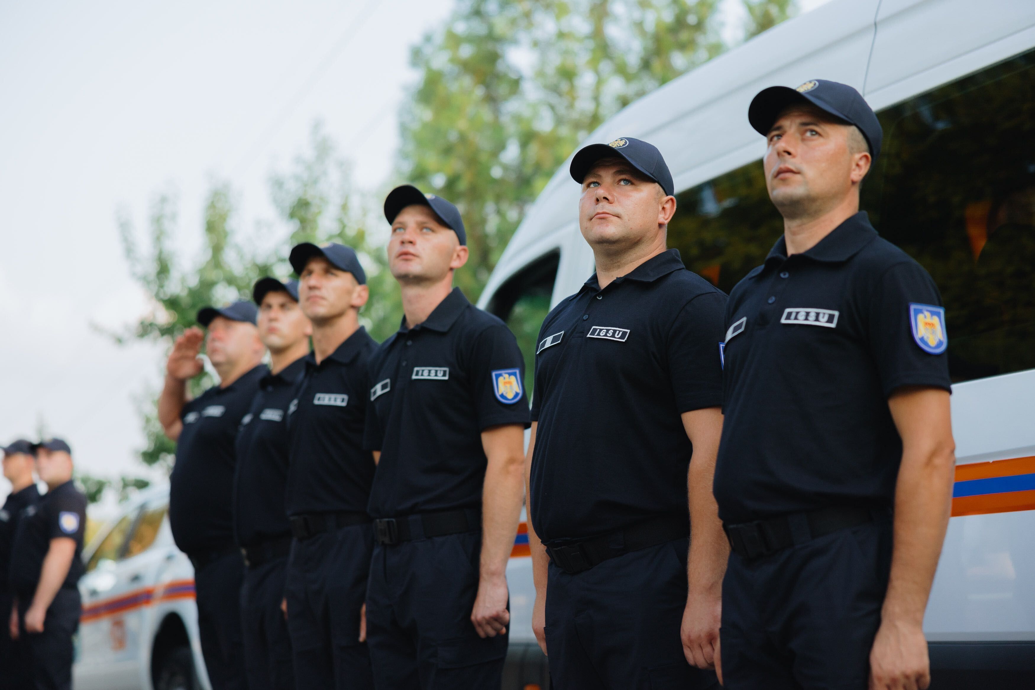 FOTO: Primul grup de pompieri din Moldova a plecat în Grecia pentru a ajuta la stingerea incendiilor forestiere