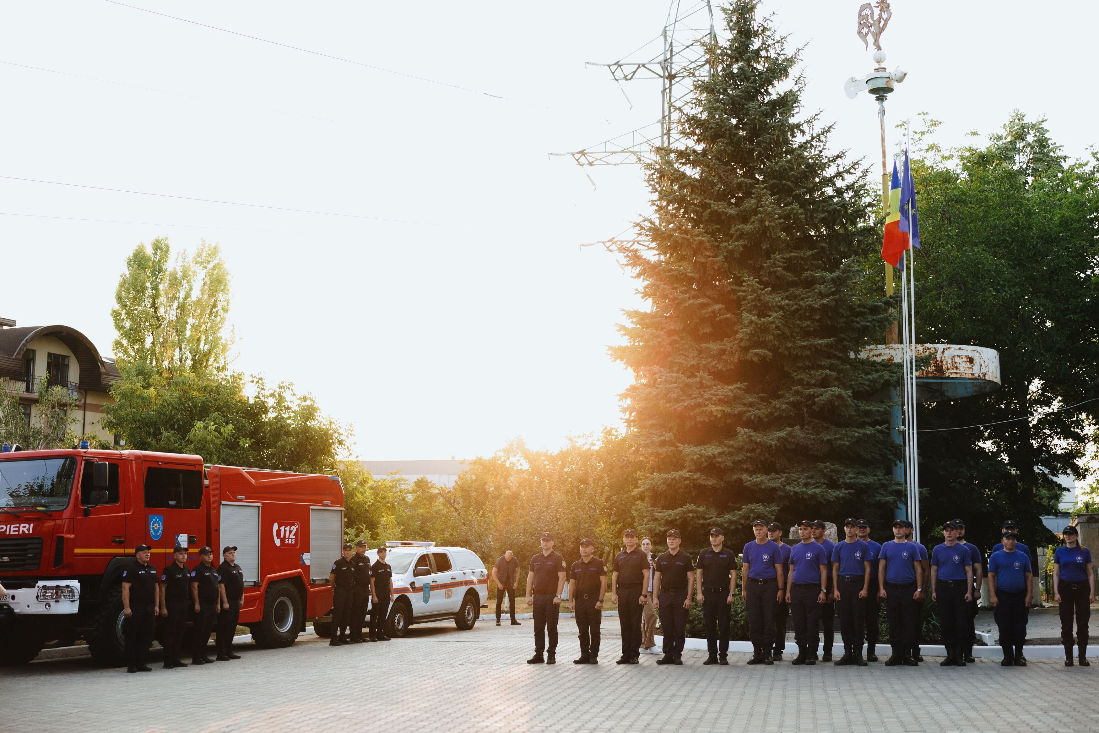 FOTO: Primul grup de pompieri din Moldova a plecat în Grecia pentru a ajuta la stingerea incendiilor forestiere