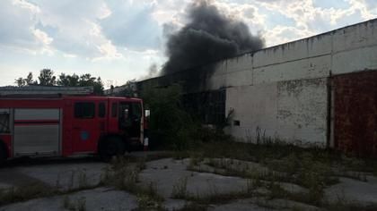 Edineț // Depozitul unei foste fabrici de tutun, cuprins de flăcări. Șapte echipaje de pompieri, trimise pentru lichidarea incendiului