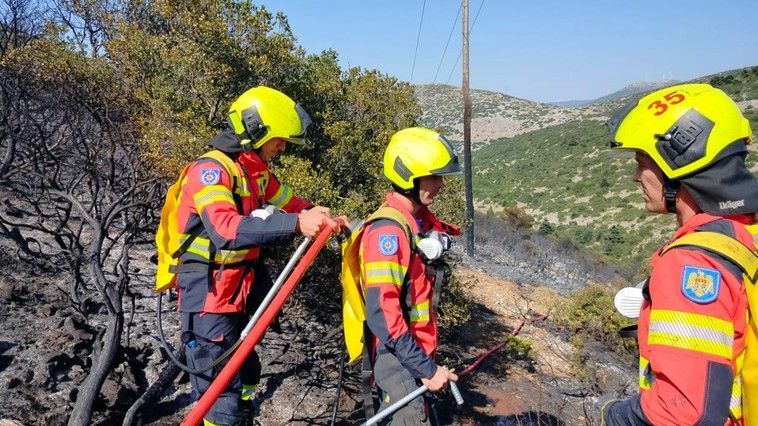 Pompierii moldoveni continuă să lupte cu incendiile din Grecia. O nouă misiune, îndeplinită cu brio