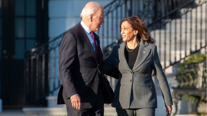 Joe Biden o recomandă pe Kamala Harris să candideze în locul lui