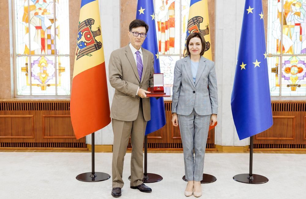 Maia Sandu i-a conferit „Ordinul de Onoare” ambasadorului francez la Chișinău, Graham Paul, aflat la final de misiune în R. Moldova