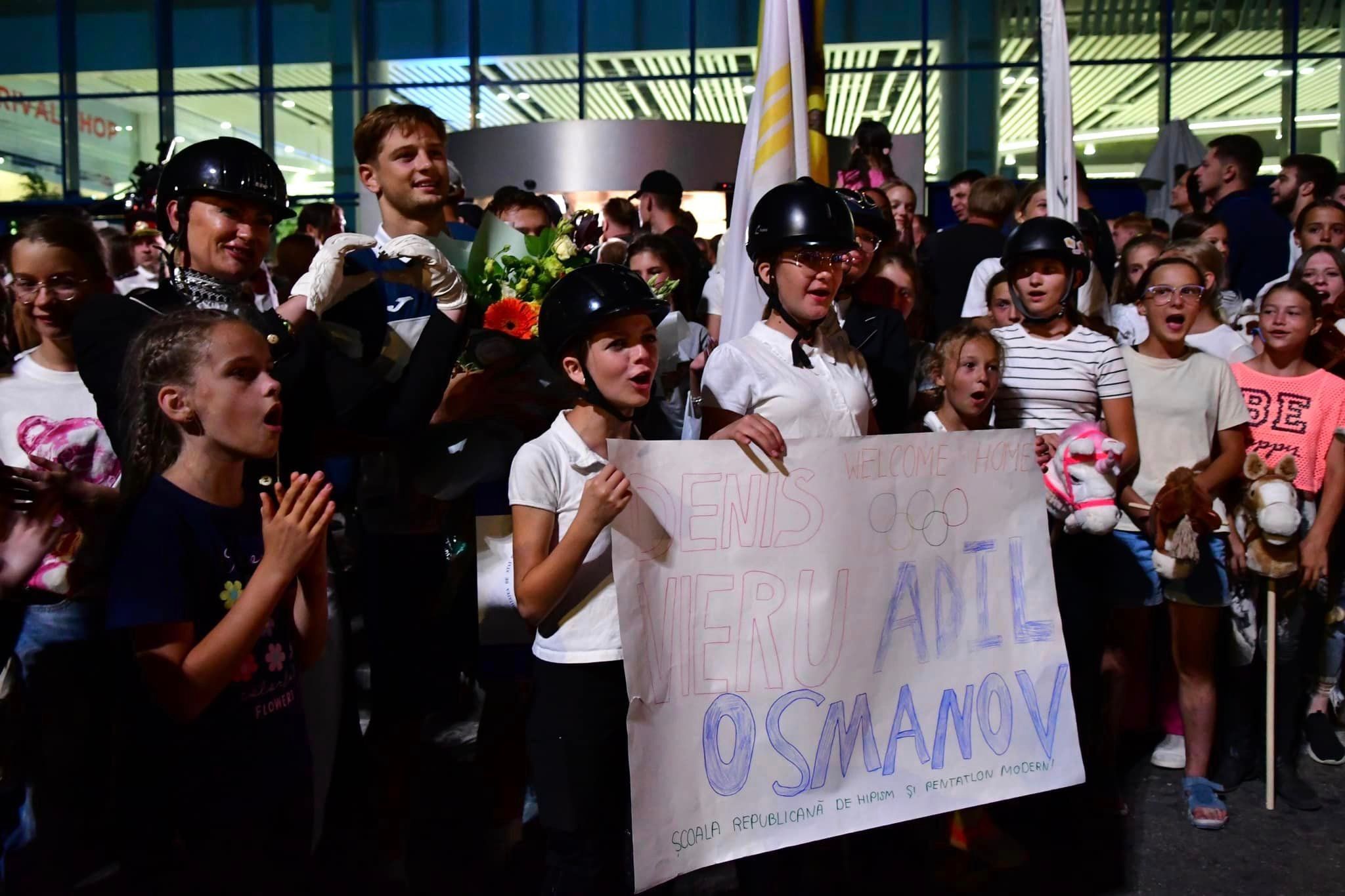 FOTO: Campionii olimpici Denis Vieru și Adil Osmanov au revenit acasă; Cum au fost întâmpinați la Aeroport