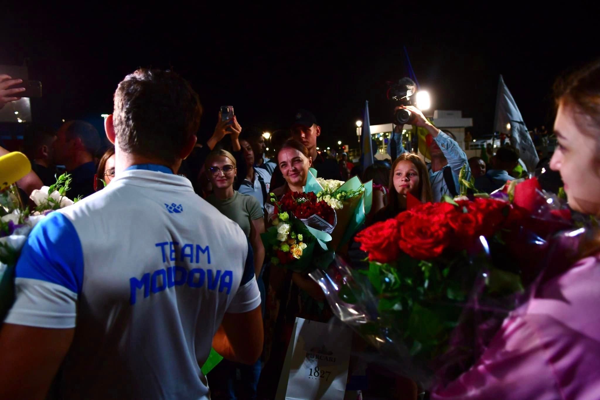 FOTO: Campionii olimpici Denis Vieru și Adil Osmanov au revenit acasă; Cum au fost întâmpinați la Aeroport