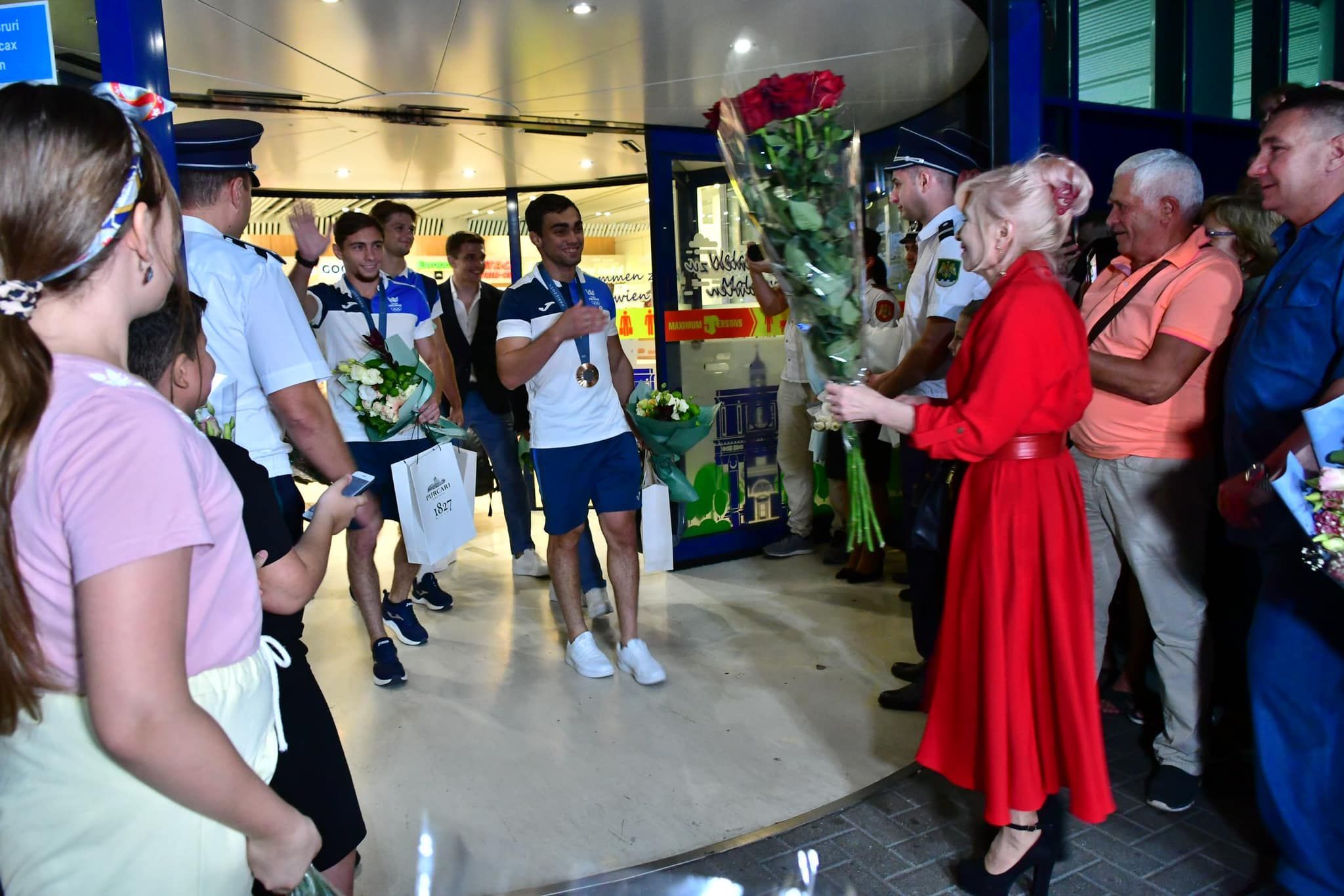 FOTO: Campionii olimpici Denis Vieru și Adil Osmanov au revenit acasă; Cum au fost întâmpinați la Aeroport