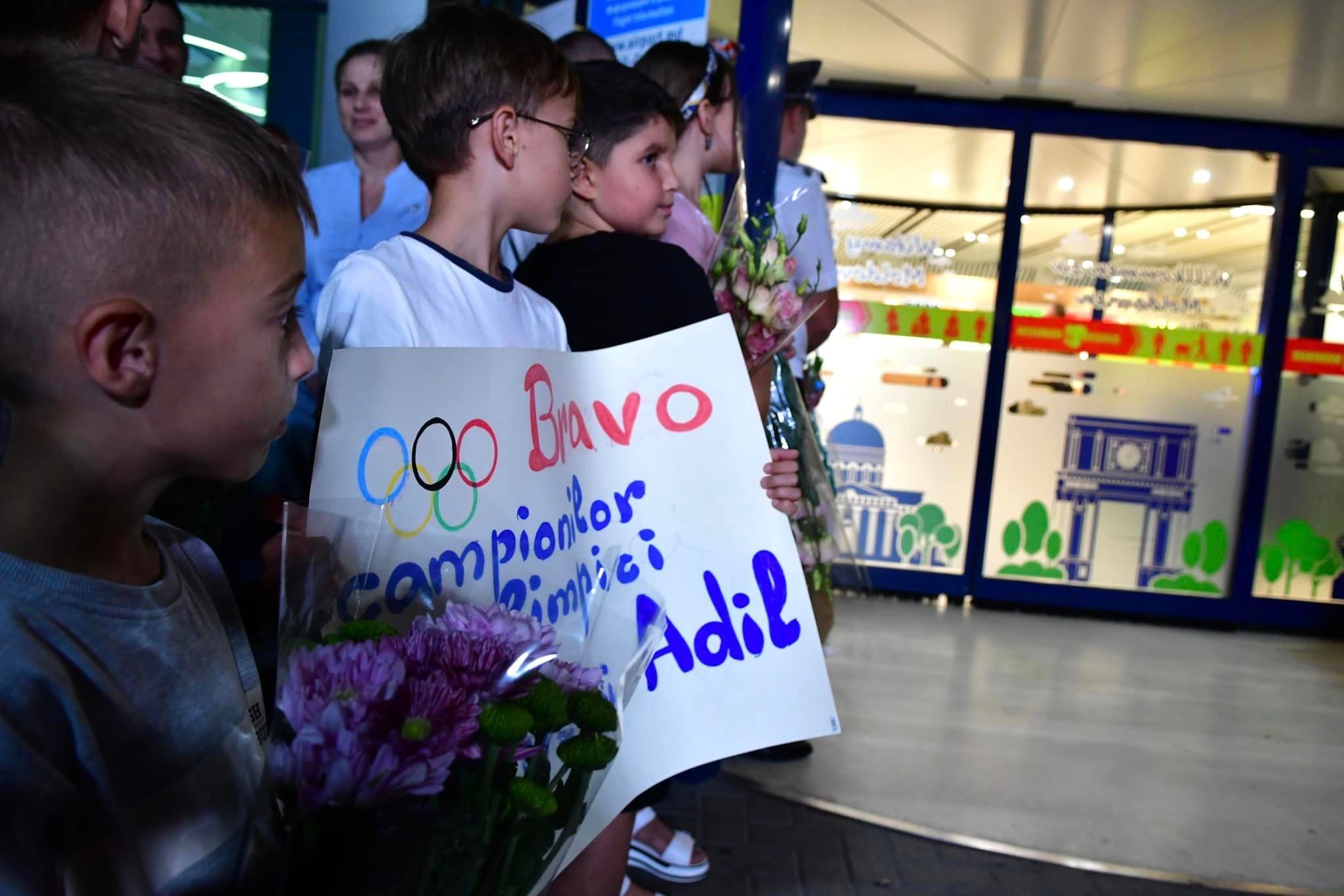 FOTO: Campionii olimpici Denis Vieru și Adil Osmanov au revenit acasă; Cum au fost întâmpinați la Aeroport