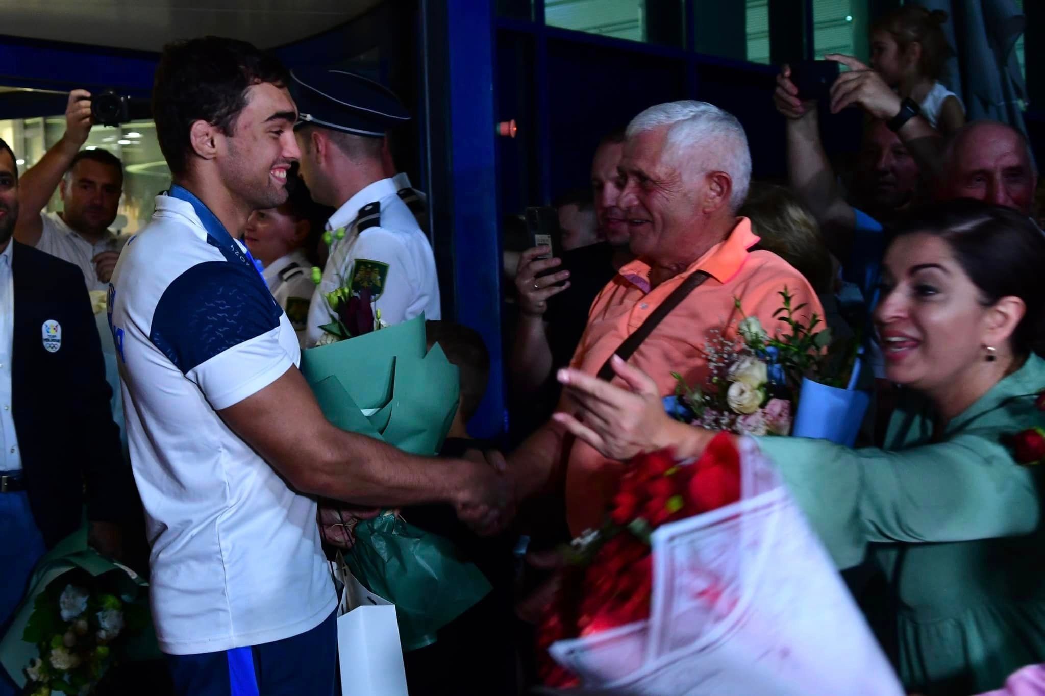 FOTO: Campionii olimpici Denis Vieru și Adil Osmanov au revenit acasă; Cum au fost întâmpinați la Aeroport