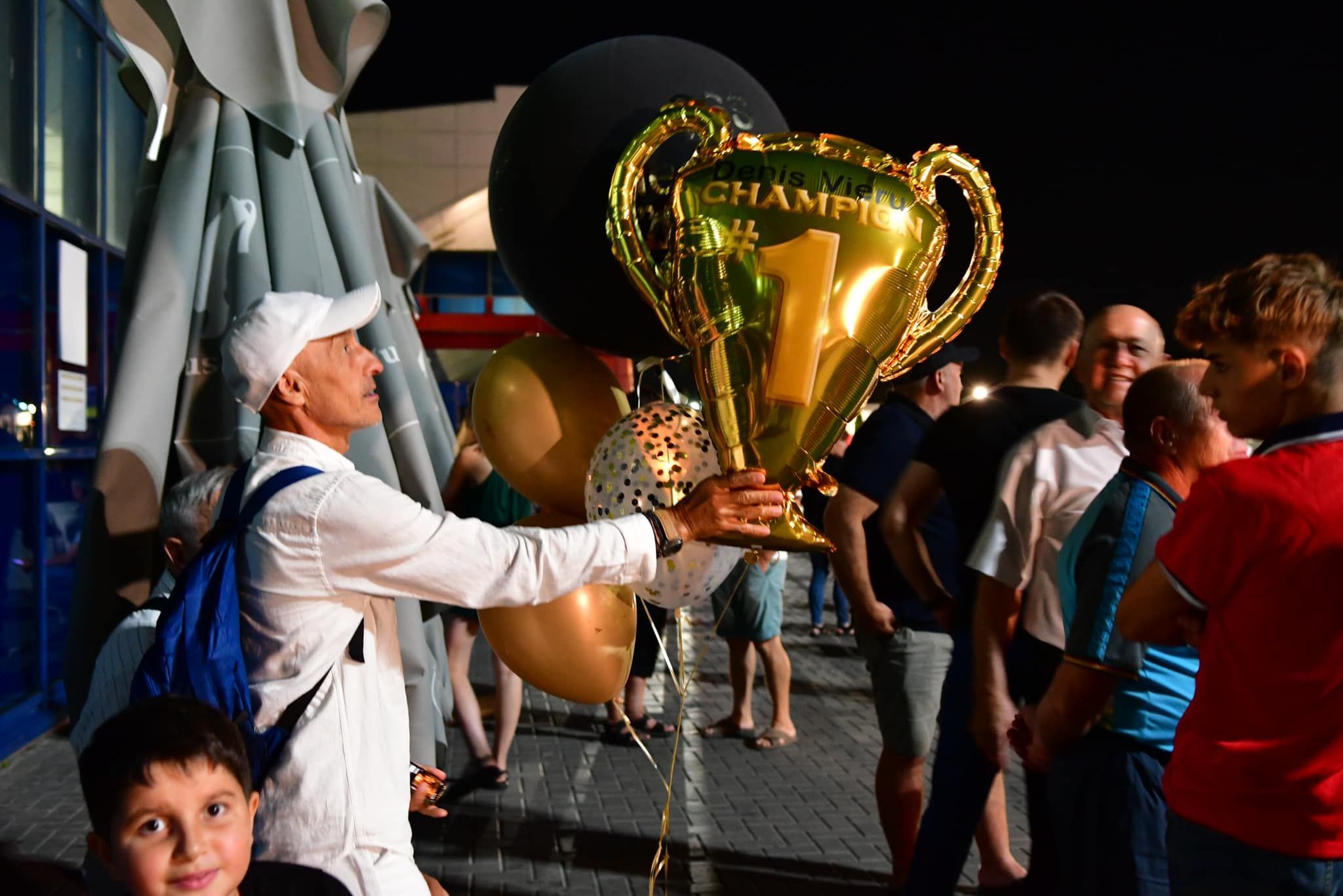 FOTO: Campionii olimpici Denis Vieru și Adil Osmanov au revenit acasă; Cum au fost întâmpinați la Aeroport