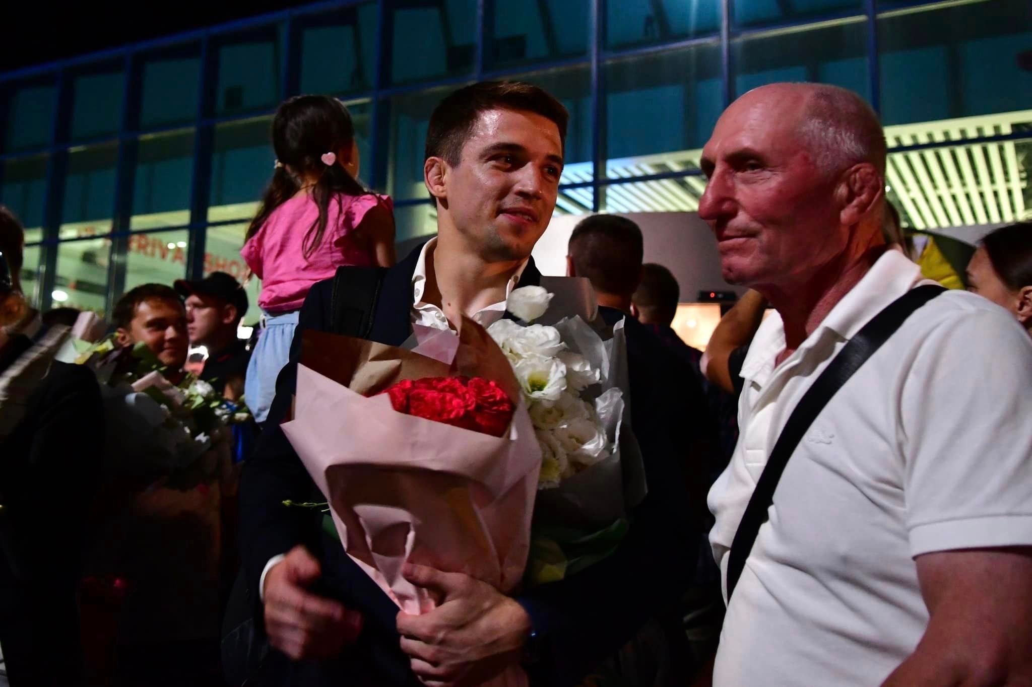 FOTO: Campionii olimpici Denis Vieru și Adil Osmanov au revenit acasă; Cum au fost întâmpinați la Aeroport