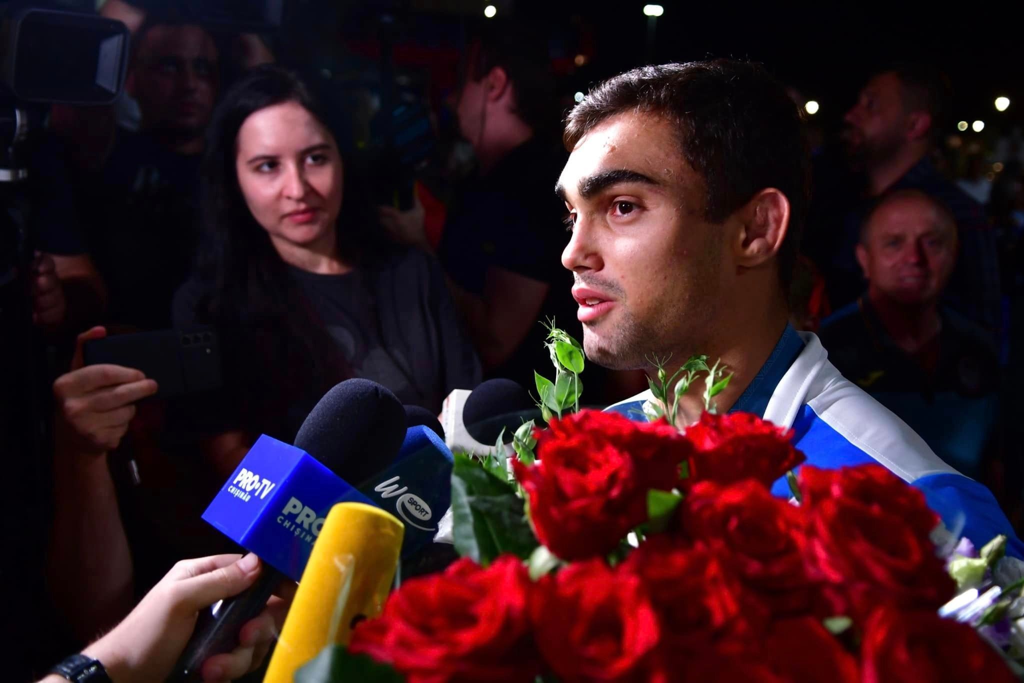 FOTO: Campionii olimpici Denis Vieru și Adil Osmanov au revenit acasă; Cum au fost întâmpinați la Aeroport